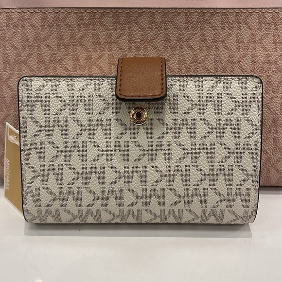 MICHAEL KORS
Medium Signature Logo Wallet
Vanilla
NWT - Picture 2 of 16